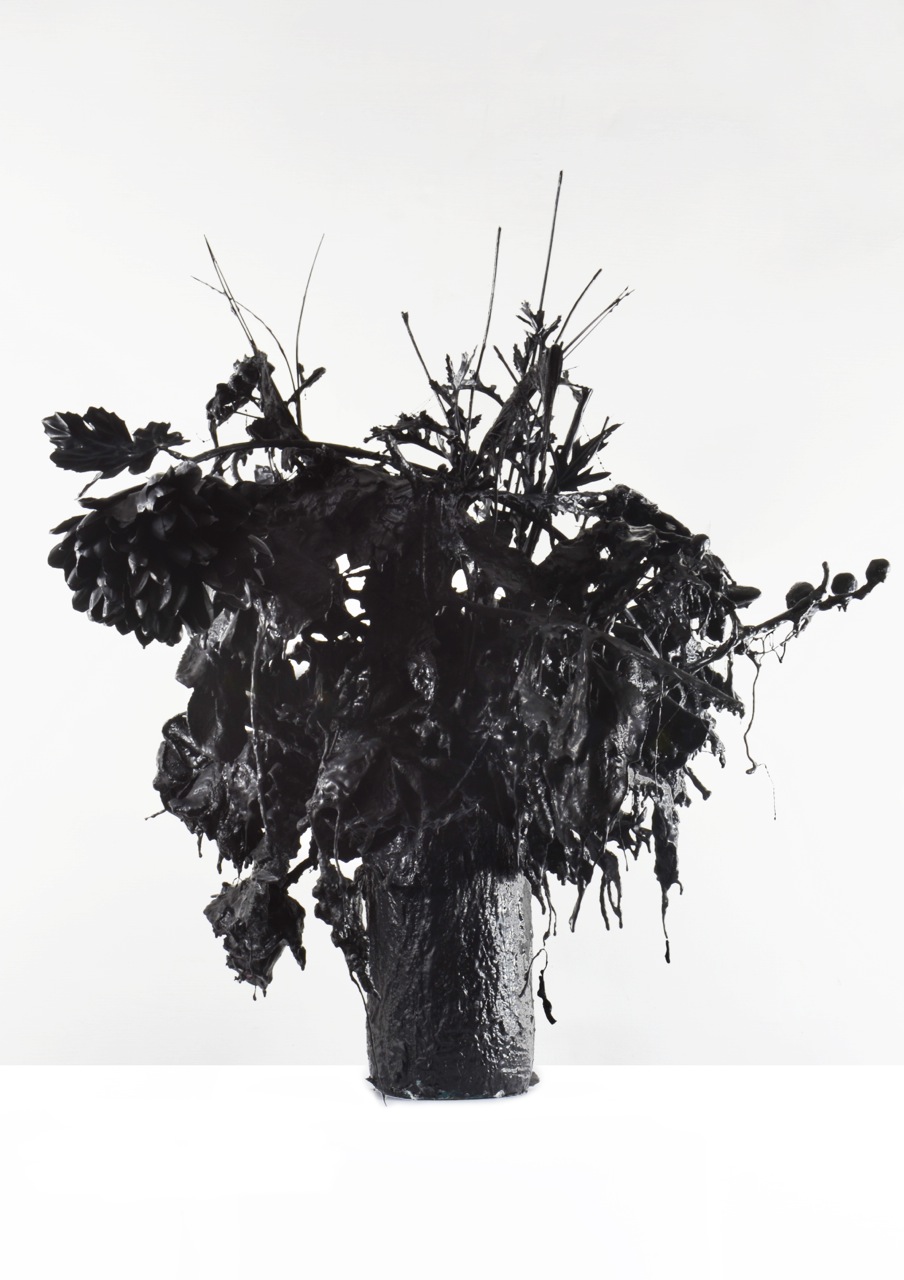 Andrea Bianconi, Love Story 3, 2013, fiori, ceramica, colla, cemento, smalto nero, 50 x 50 x 60 cm