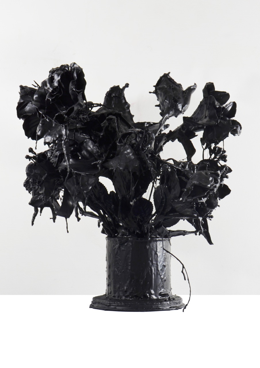 Andrea Bianconi, Love Story 4, 2013, fiori, colla, cemento, smalto nero, 25 x 35 x 40 cm