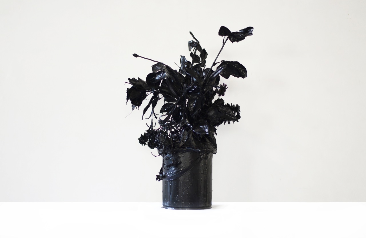 Andrea Bianconi, Love Story 5, 2013, fiori, cemento, colla, smalto nero, 35 x 33 x 45 cm