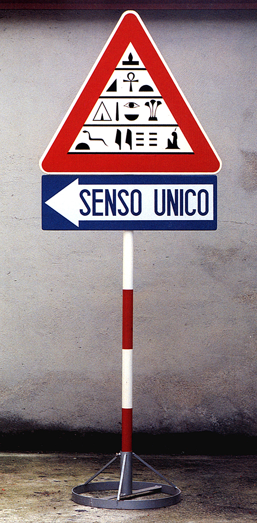 Francesco Garbelli, Senza titolo, 1989, vernice spray, cartello segnaletica stradale, palo e sostegno circolare in ferro zincato, 210x82x50 cm