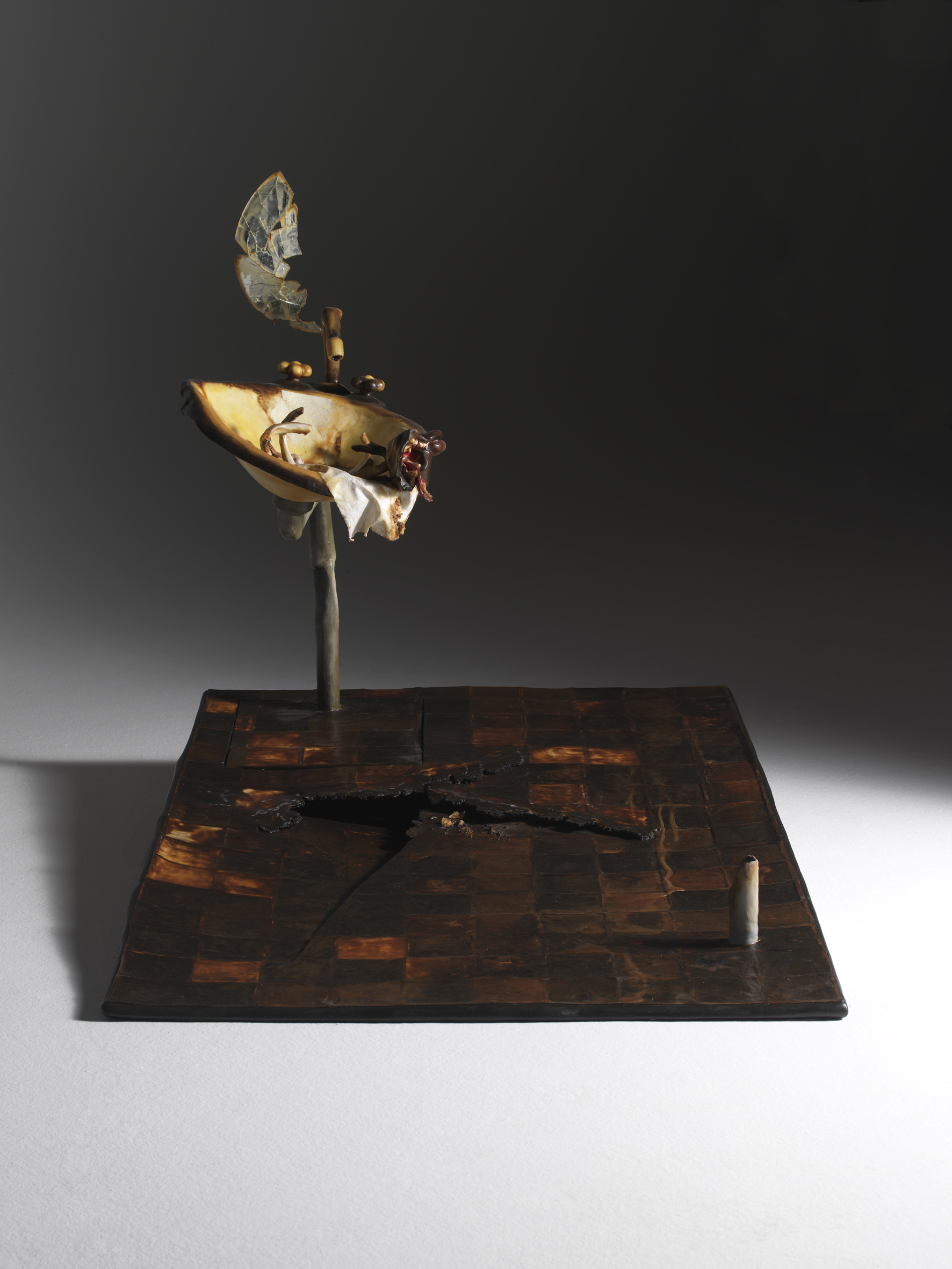 Interno/2, 2007, cartone, resina, cera, colori industriali, stoffa e specchio, 116 x 175 x 135 cm