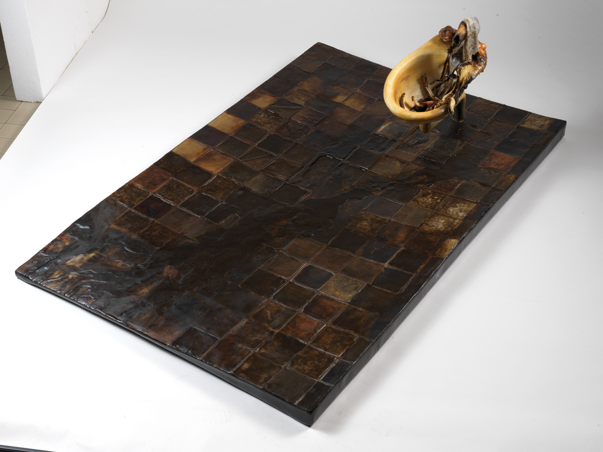 Interno/5, 2007, cartone, resina, cera, colori industriali, stracci, 168 x 110 x 51 cm