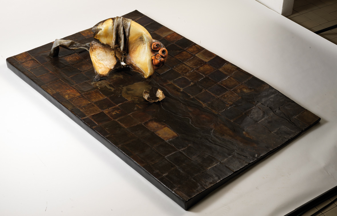 Interno/4, 2007, cartone, resina, cera, colori industriali, stracci, 168 x 110 x 32 cm