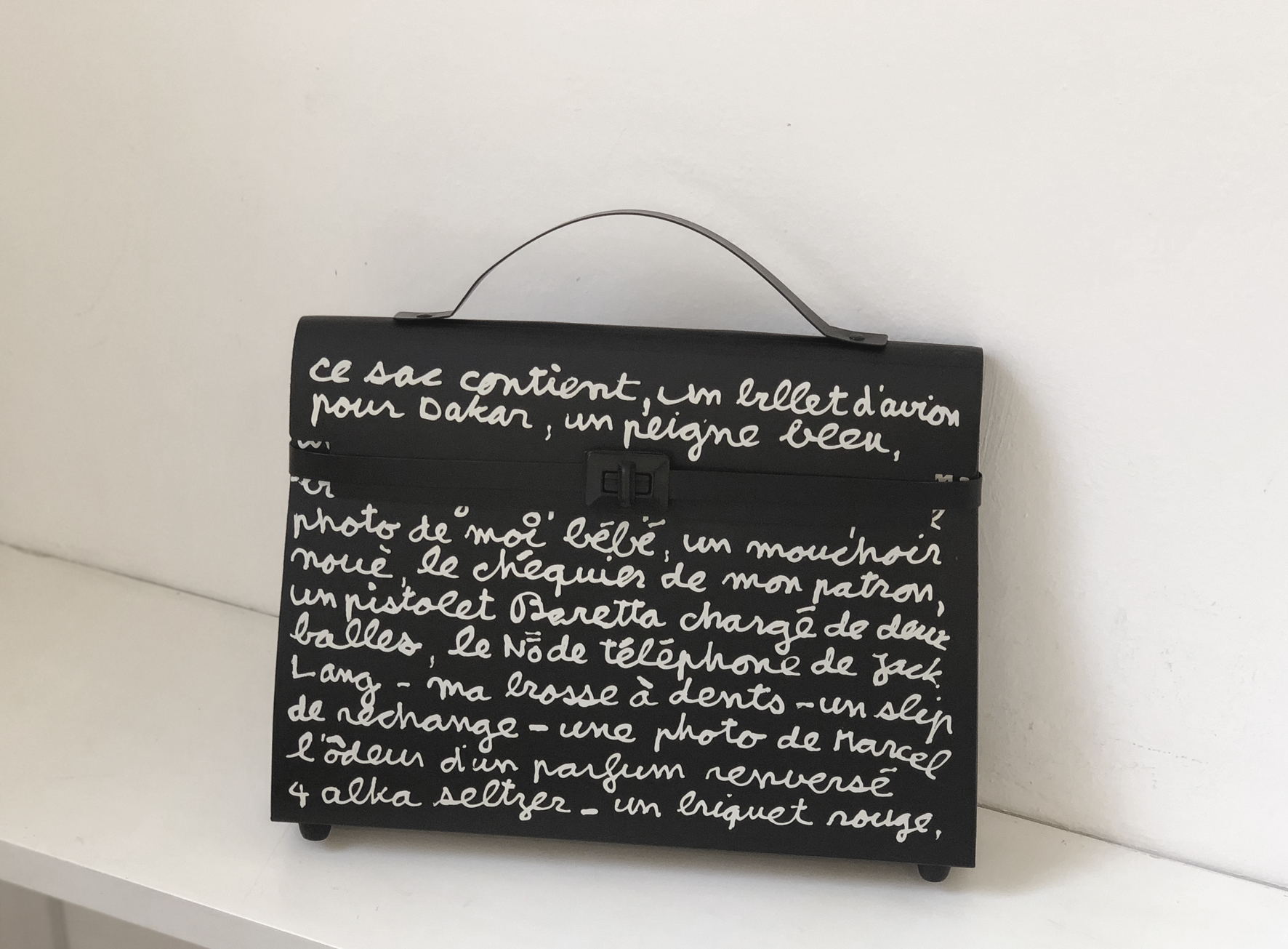 Ben Vautier, Ce sac contient, un billet d'avion pour..., 1988, stampa su plastica, 34 x 38 x 6 cm alta