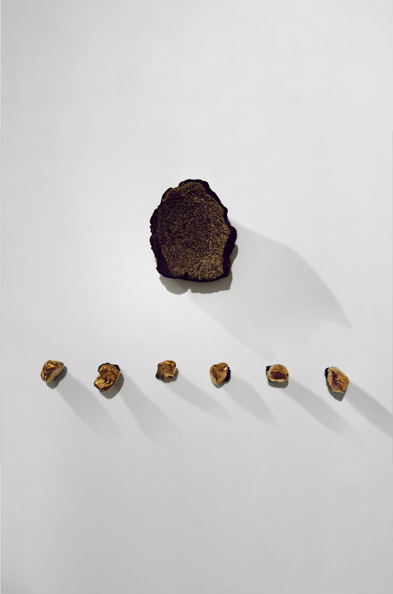 Ehsan Shayegh, Sangam, 2020, pietra lavica e smalto oro