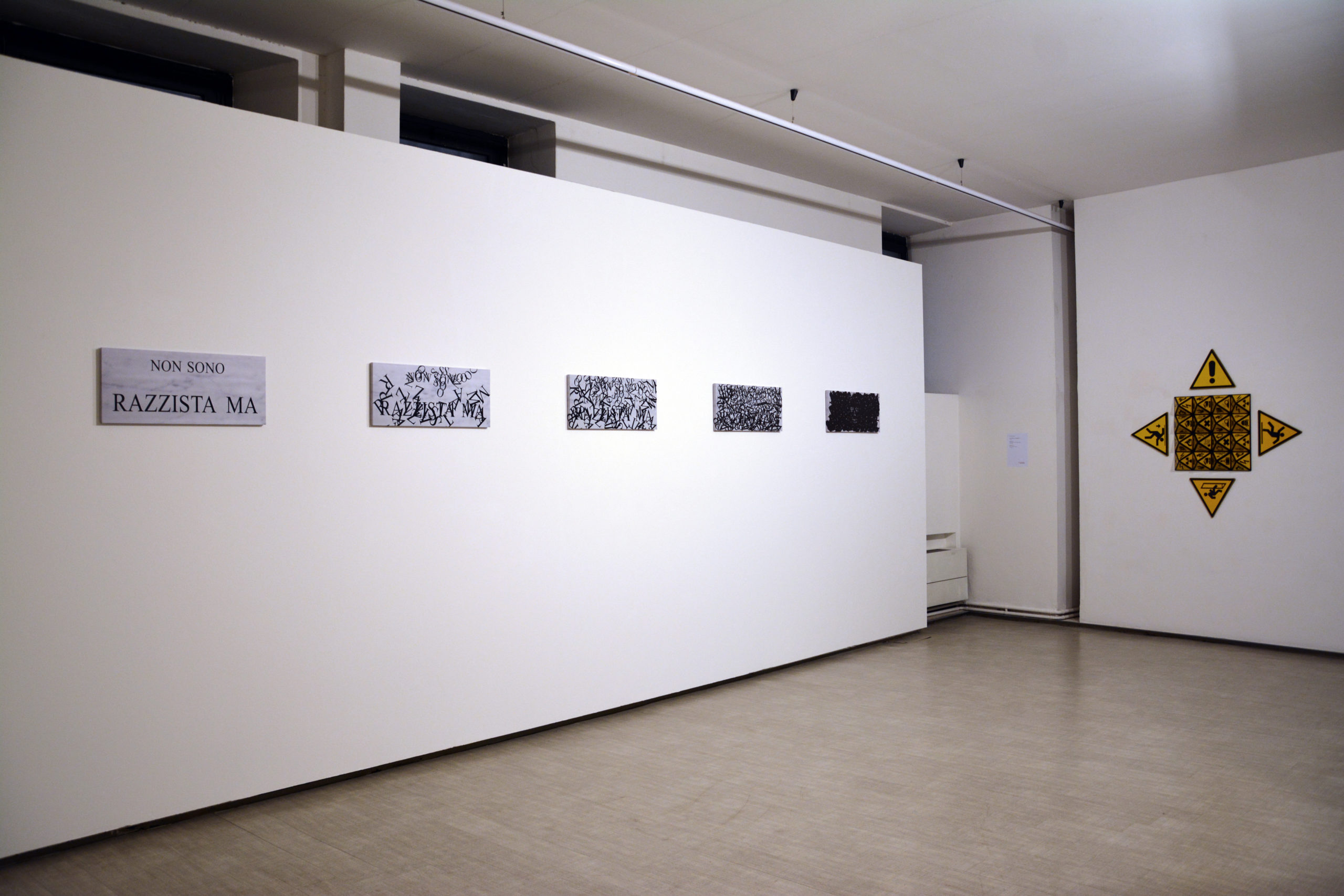 Francesco Garbelli, installazione a parete 'Non sono razzista ma... La rivolta delle parole' 2021 e l'opera 'Senza Parole' 1988 | Courtesy La Giarina Arte Contemporanea